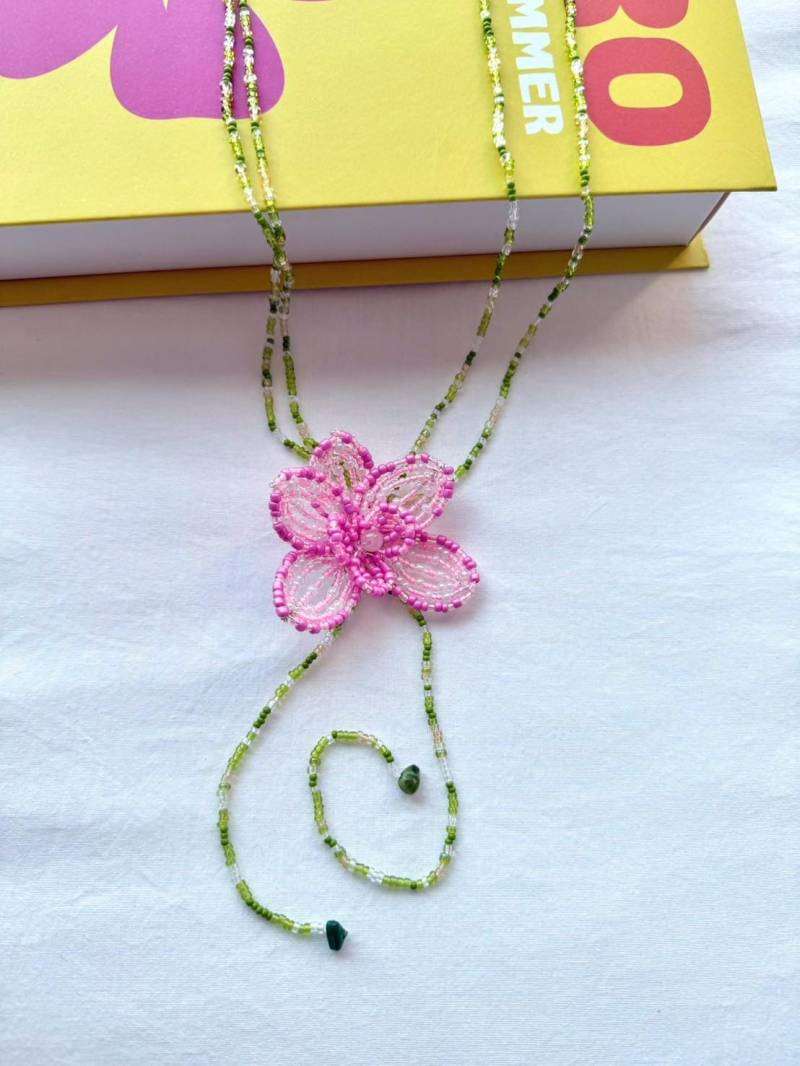 Handgemachte Rosa Orchideen-Knospenperlen-Halskette - Verstellbares Rocailles Lariat Sommerblumenschmuck Handgemachte Rosa Orchideen-Knospenperlen-Halskette - Verstellbares Rocailles Lariat Sommerblumenschmuck von NattierraLunoria