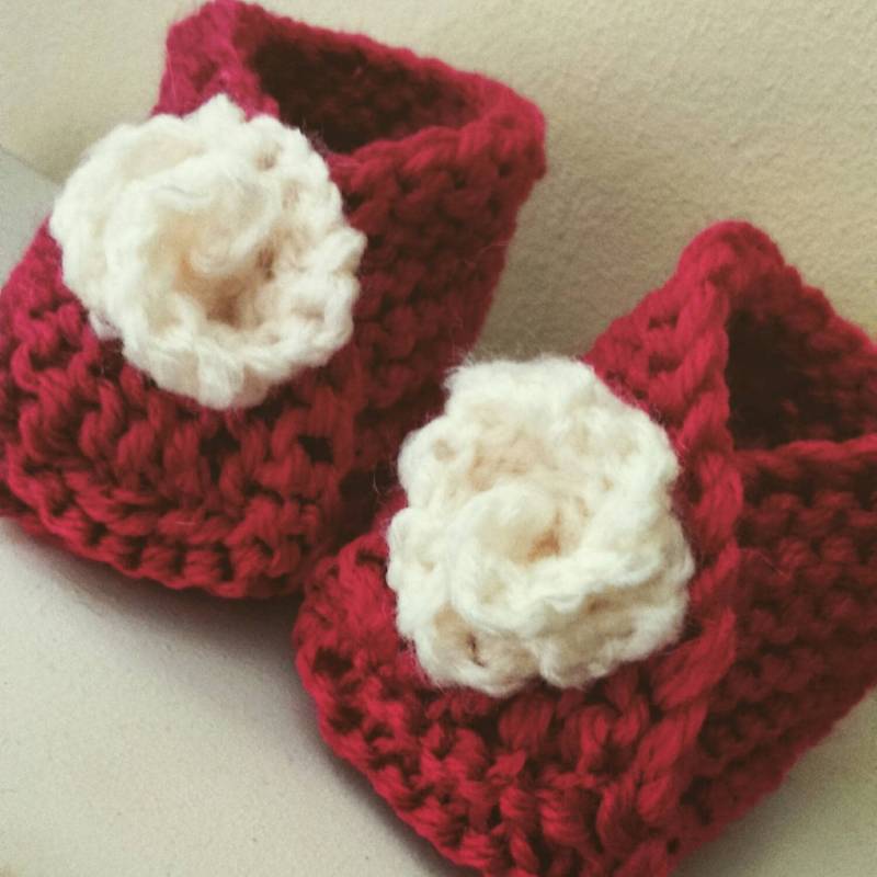 Handgestrickte Babyschuhe Hausschuhe Mit Blume 0-3 Monate von NattyKnitBits