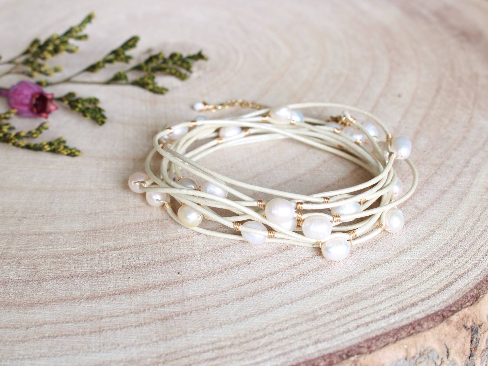 Wickelarmband/Wickelkette Leder, Draht Umwickelt Mit Süßwasserperlen 18K Vergoldet von NatuerlichSchick