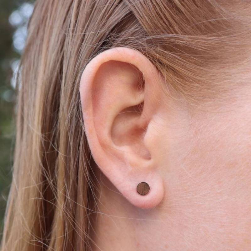 Filigrane Holzohrringe 5mm Runde Ohrstecker Nussbaumholz & 925 Silber | Natürlicher Holzschmuck Leicht Und Zeitlos Geschenkidee Frauen von NaturSchatulle