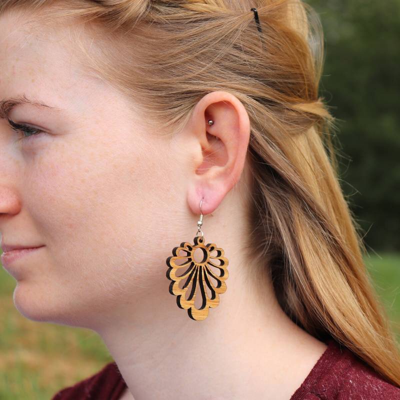Holzohrringe Dahlie Holzschmuck Natürliche Ohrhänger Holz Sterling Silber Ohrringe Damen Ohrschmuck Hängeohrring Echtholz Geschenk Frauen von NaturSchatulle