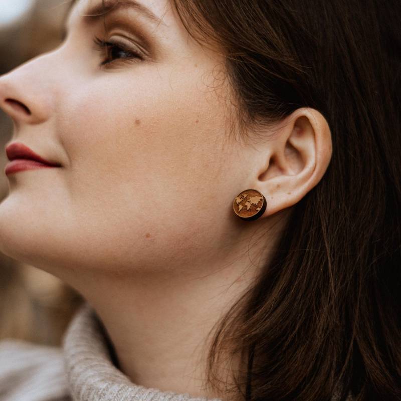 Holzohrringe Weltkugel Ohrstecker Sterling Silber Natürlicher Ohrschmuck Gravur Holzschmuck Holz Ohrring Geschenkidee Accessoires Frau Damen von NaturSchatulle