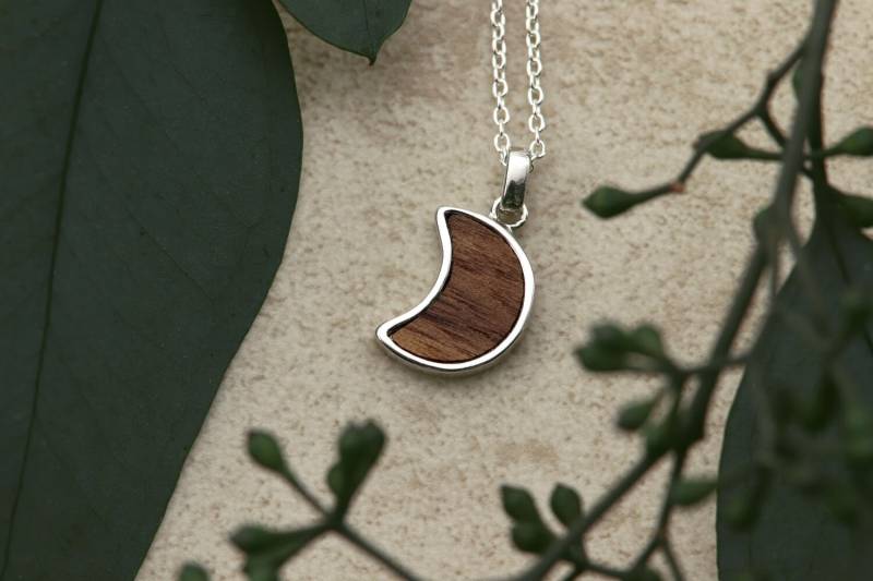 Holzschmuck Halskette Mit Anhänger Moon Damen 925 Silber Nussbaum Holz Kette Halbmond Medaillon Holzanhänger Schmuck Geschenk Frauen von NaturSchatulle