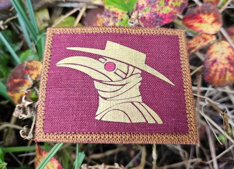 Pestdoktor | Leinenaufnäher 7 Mal 8, 5 cm von NaturaNaturansCult