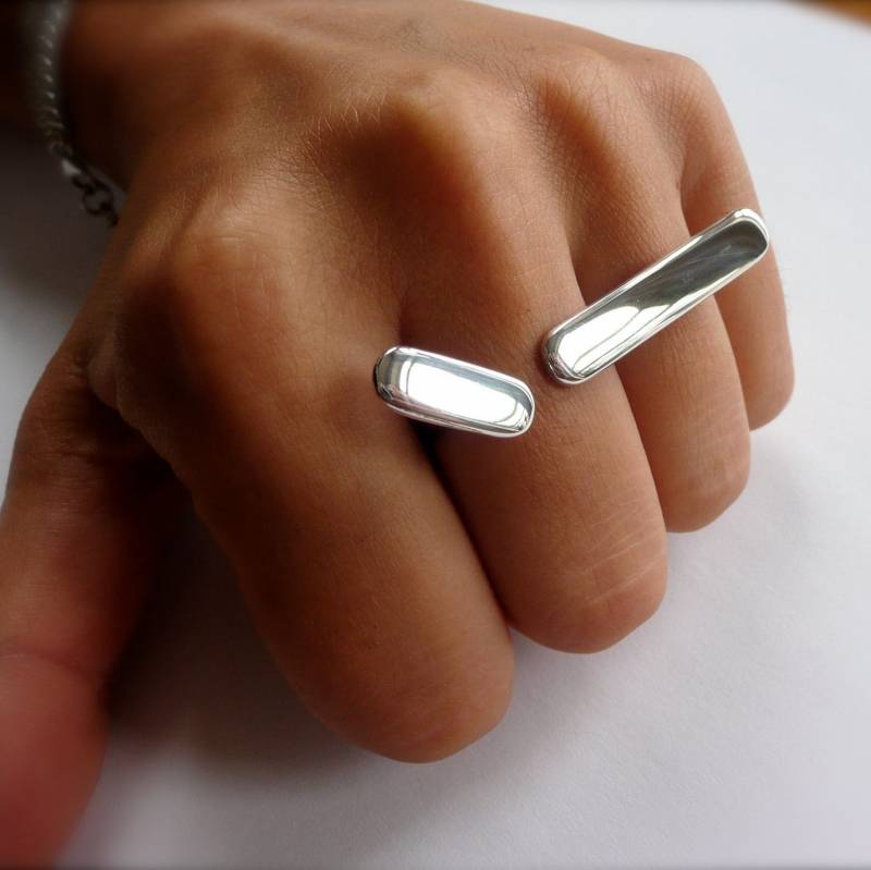 Super Schlecht Zwei Finger Verstellbaren Ring in Silber Oder Messing von NaturalAbstract