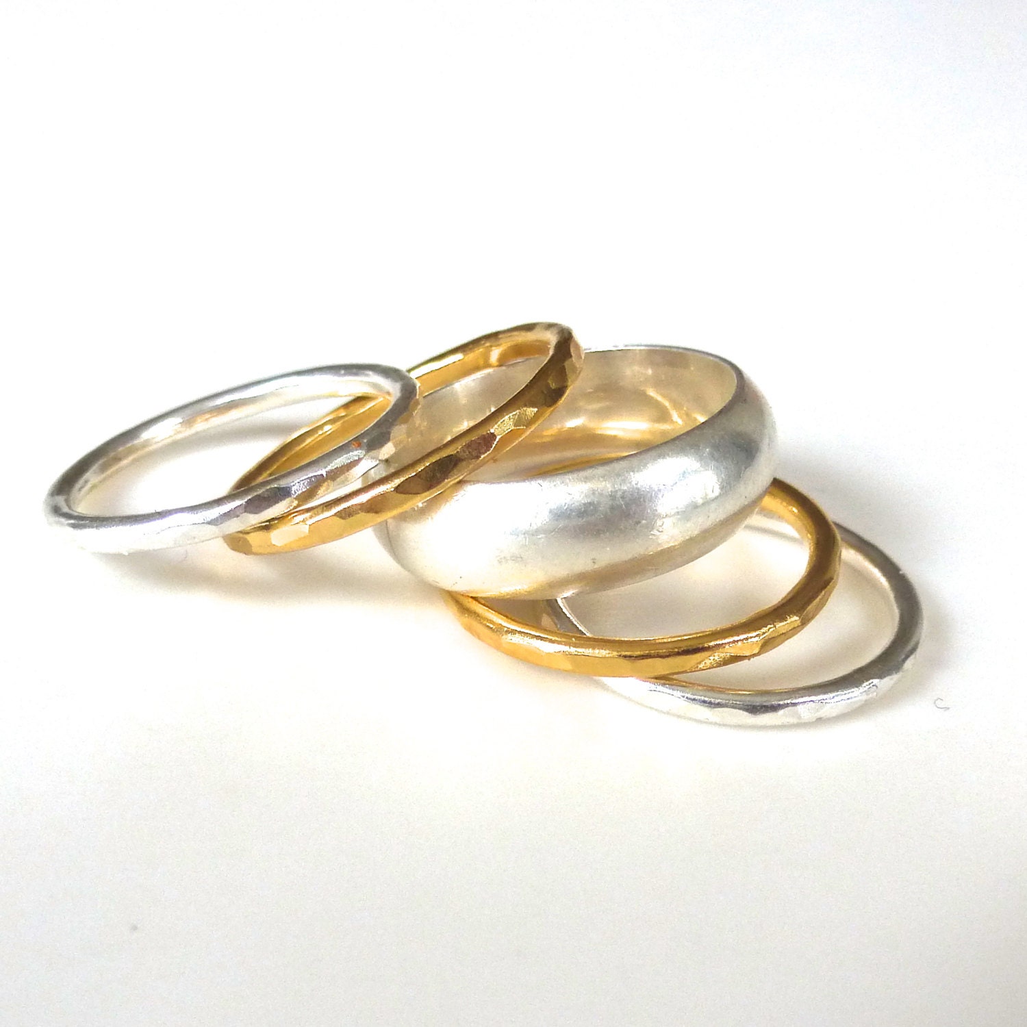 The Ultimate Stack Ring Set/5 Sterling Silber Und Gold Gehämmerte Bänder Auf Bestellung in Ihrer Größe The Ultimate Stack Ring Set/5 Sterling Silber Und Gold Gehämmerte Bänder Auf Bestellung in Ihrer Größe von NaturalAbstract