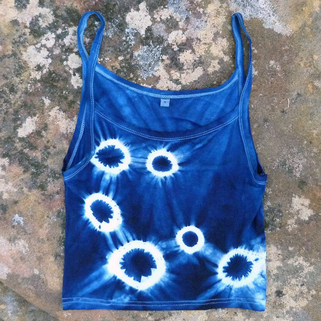 Natürliche Indigo Hand Gefärbt Shibori Tie Dye Tank Top Größe M Bio-Baumwolle von NaturalDyesStudio