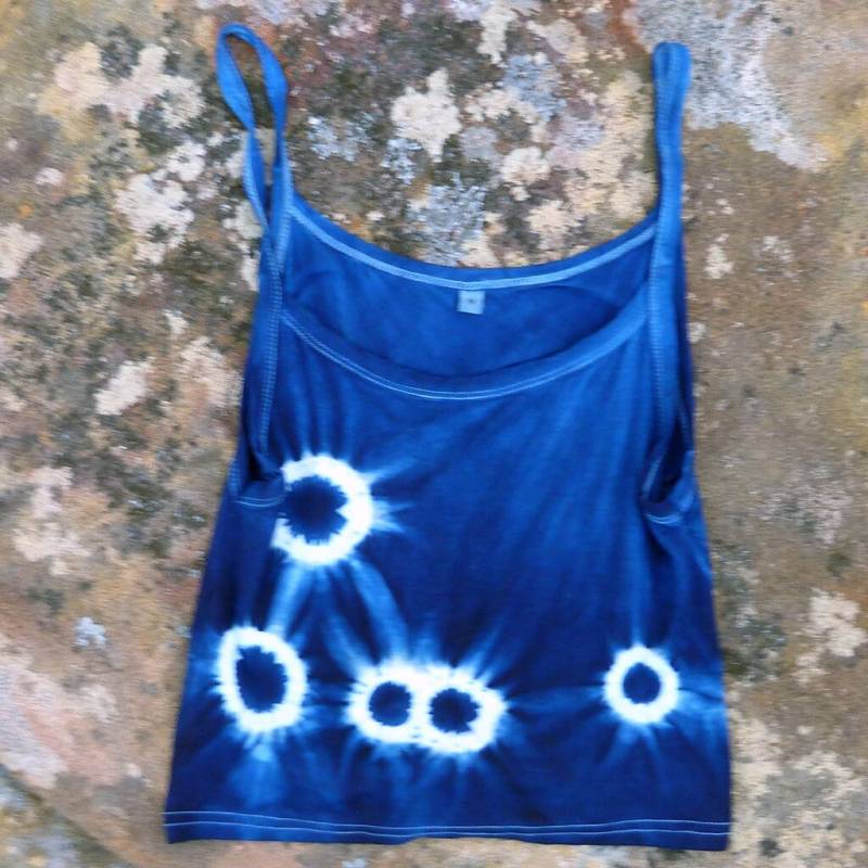 Natürliche Indigo Hand Gefärbt Shibori Tie Dye Tank Top Größe M Bio-Baumwolle von NaturalDyesStudio