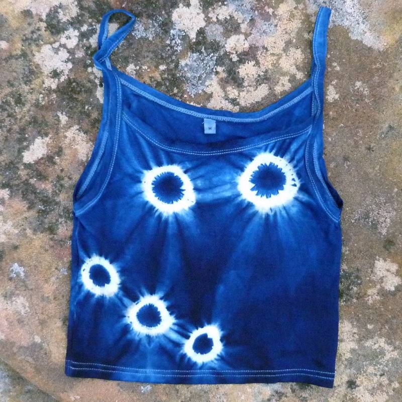 Natürliche Indigo Hand Gefärbt Shibori Tie Dye Tank Top Größe M Bio-Baumwolle von NaturalDyesStudio