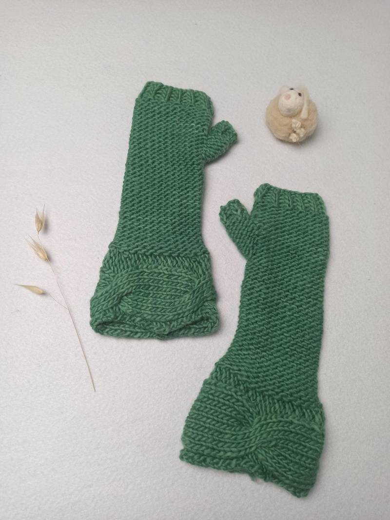 Lange Fäustlinge Mit Zopfmuster Aus 100 % Merinowolle Spanien Lange Fäustlinge Mit Zopfmuster Aus 100 % Merinowolle Spanien von NaturalFeltSpain