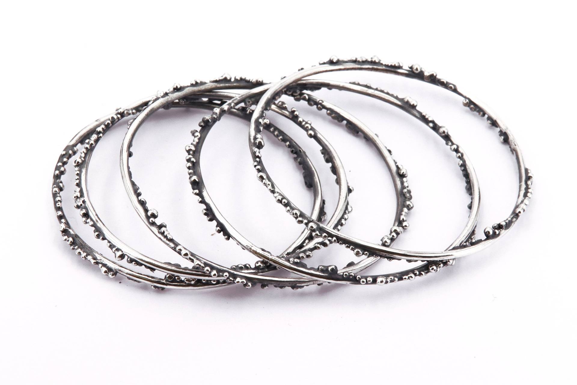 Armbänder Mit Kreisen Aus Oxidiertem Silber Und Mikrogranulation - Wellen von NaturalGeometry