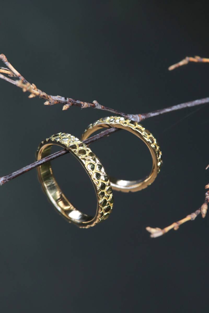 Ehering Aus 18K | 750 Gelbgold Mit Manta-Textur - Moderne Eheringe Und Dezente Details von NaturalGeometry