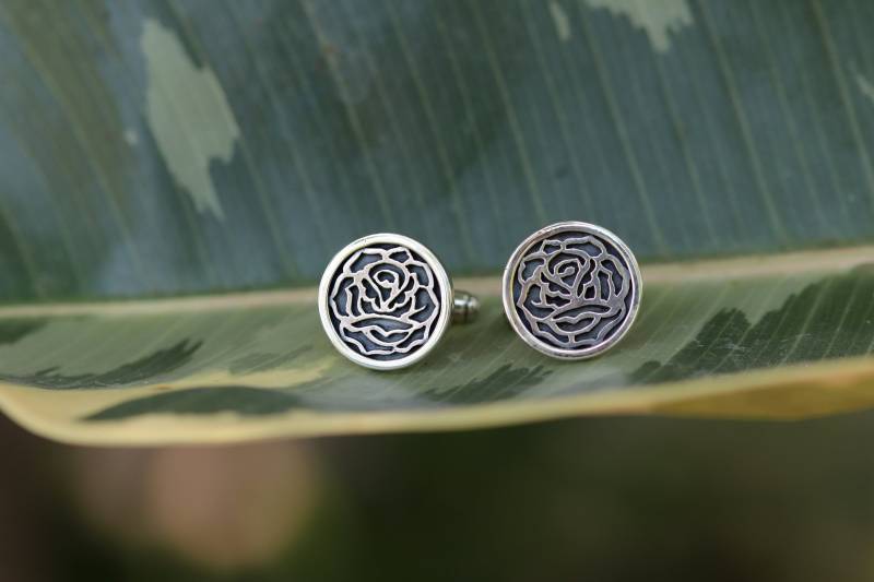 Geblümte Hemdmanschettenknöpfe Mit Rosen - Handgefertigt Aus Oxidiertem 925Er Silber Hochzeitsmanschettenknöpfe Blättern von NaturalGeometry
