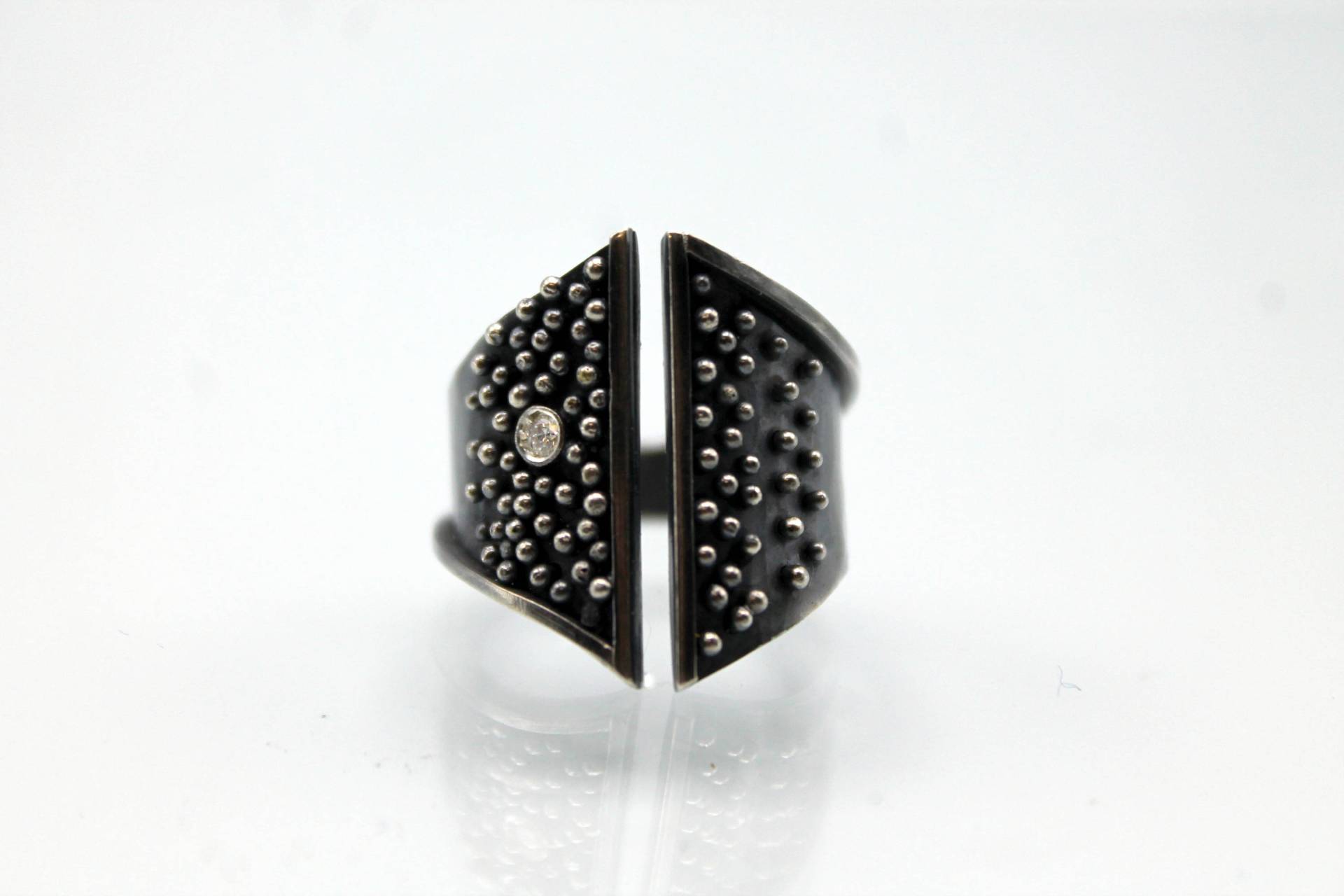 Silber-Ring 925 Oxidiert Mit Gefälschten Mikrogranulation Und 2-Punkt-Diamant - Frau Zubehör Geschenk-Idee Dunkel Goth Schwarz von NaturalGeometry