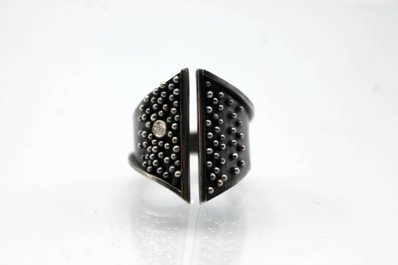 Silber-Ring 925 Oxidiert Mit Gefälschten Mikrogranulation Und 2-Punkt-Diamant - Frau Zubehör Geschenk-Idee Dunkel Goth Schwarz von NaturalGeometry