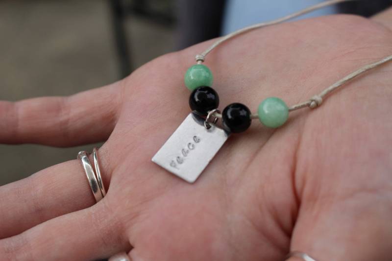 Frieden Und Glanz Von Hand Gestempelte Halsketten Mit Heilsteine von NaturalNoveltiesCo