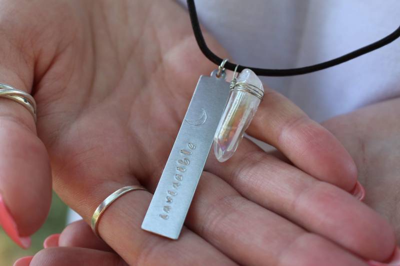 Unbesiegbar Handgestempelt Kette Mit Bergkristall von NaturalNoveltiesCo