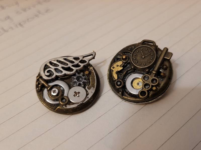 Steampunk Recycelt Anstecknadel Mit Flügel, Schlüssel, Und Uhr-Teilen - Cyber Punk Brosche - Steam Punk Recycled Accessoire - Kleine Runde von NaturalVanity