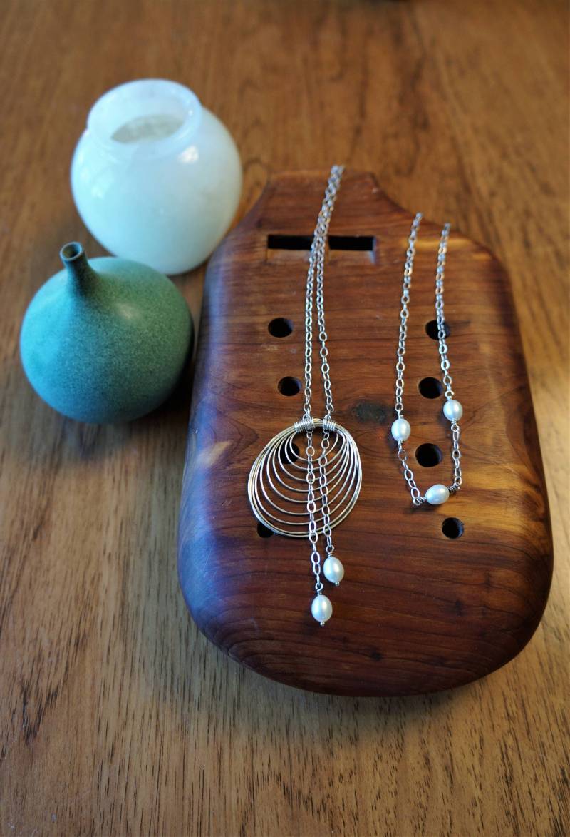 Zwei Tropfen Perle Kreis Anhänger von NaturallyLoud