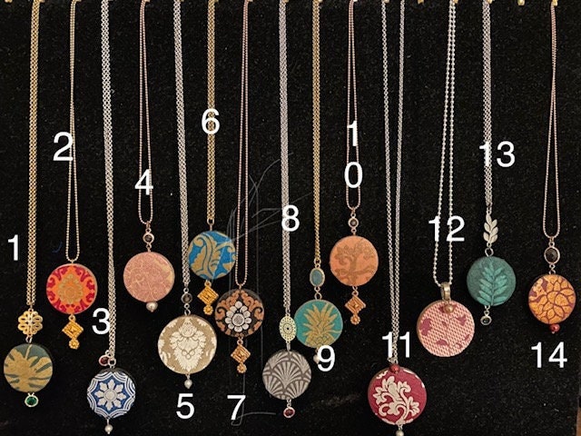 Ketten Mit Wunderschönem Muster Anhängern Unikate Naturmaterial von Naturalpaperlovers