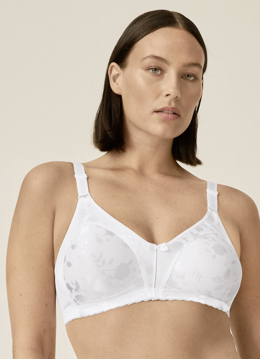 Naturana Minimizer-BH mit dezent glänzendem Floraldruck, Cup B, Weiss, Größe 80 von Naturana