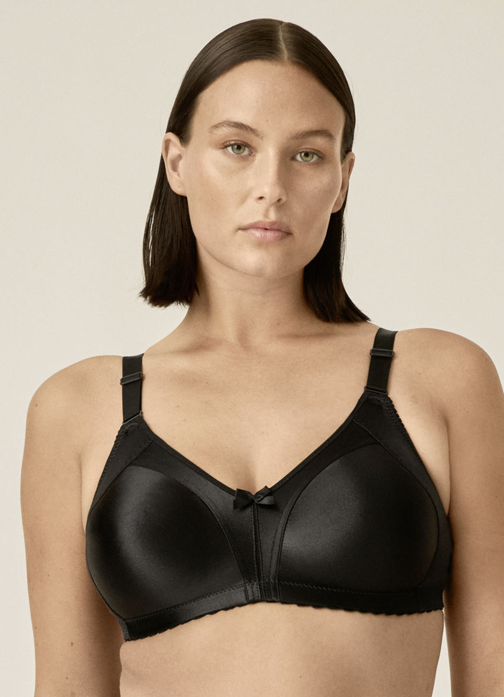 Naturana Minimizer-BH mit vorgeformten Cups, Cup B, Schwarz, Größe 100 von Naturana