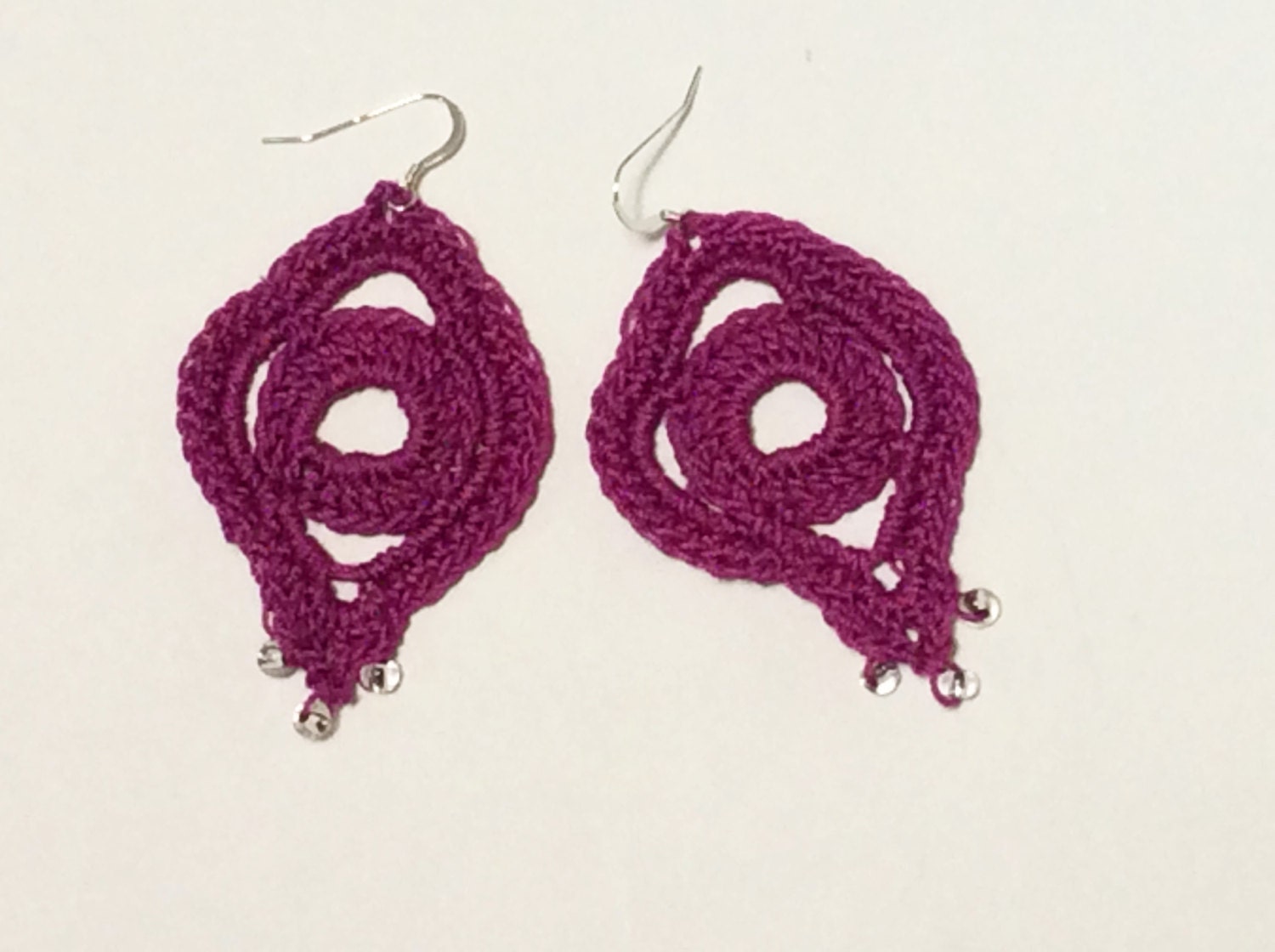 Gehäkelte Ohrringe in Pflaume Mit Glasperlen von NaturasArtClothes