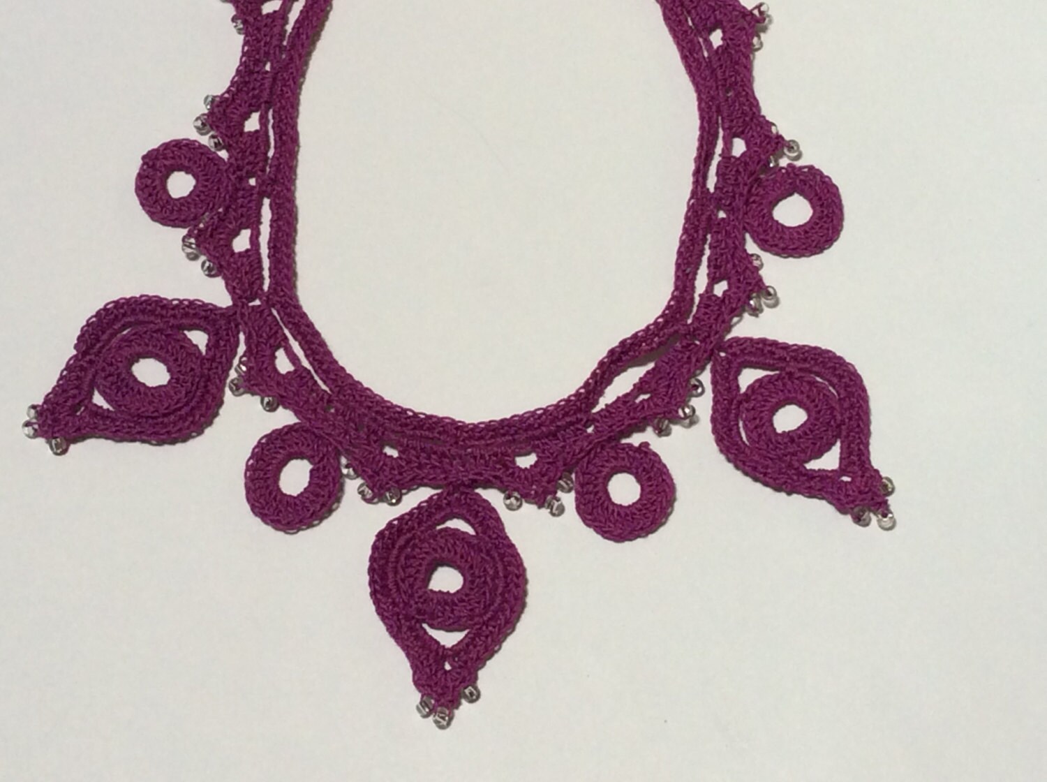 Häkelkette in Pflaume Mit Perlen von NaturasArtClothes