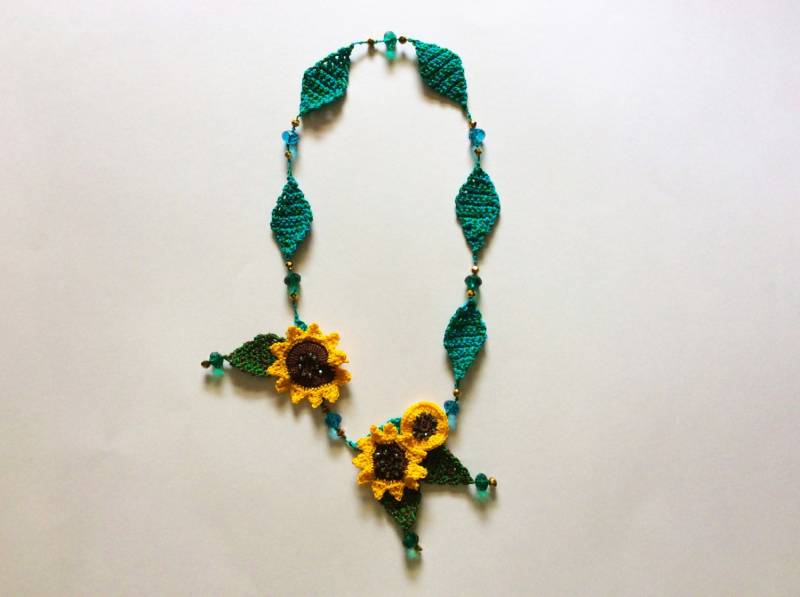Hand Entworfen Und Gehäkelte Sonnenblume Halskette Mit Perlen von NaturasArtClothes