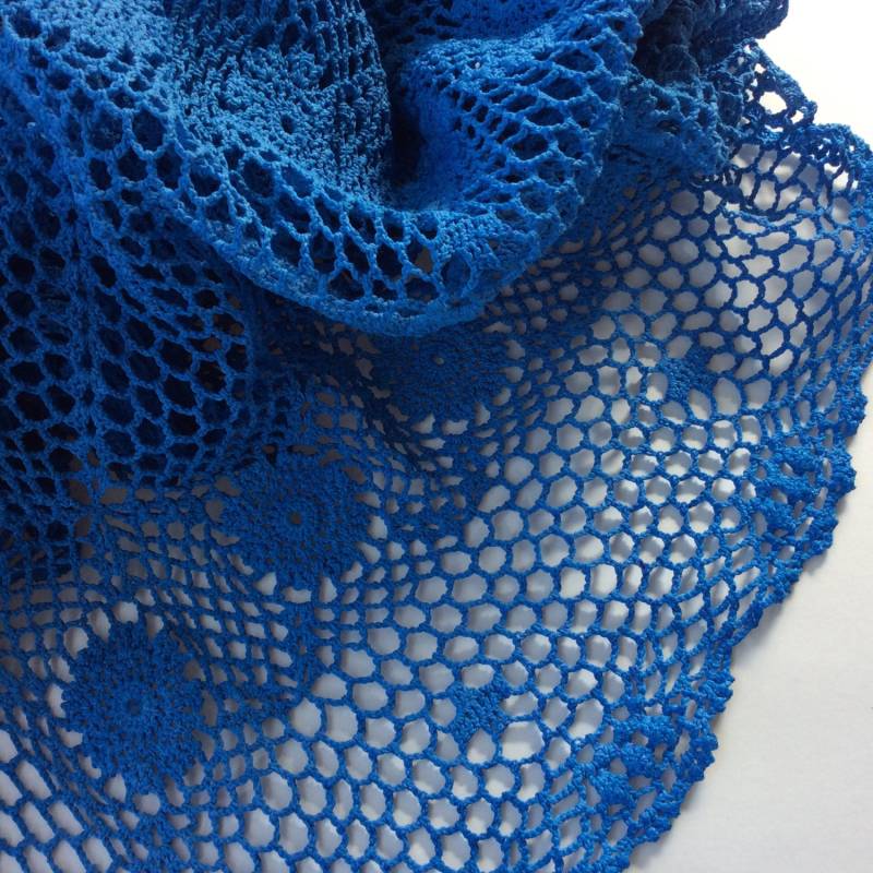 Hand Gefärbt Gehäkelte Saphir Blaue Schal Aus Kleinen Recycelten Tischdecke von NaturasArtClothes