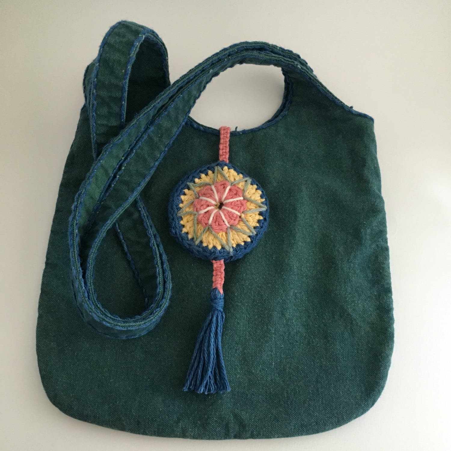 Hand-Rustikale Umhängetasche Mit Amulett Schließung in Indigo Über Gelbe Osage Orange Gefärbt von NaturasArtClothes