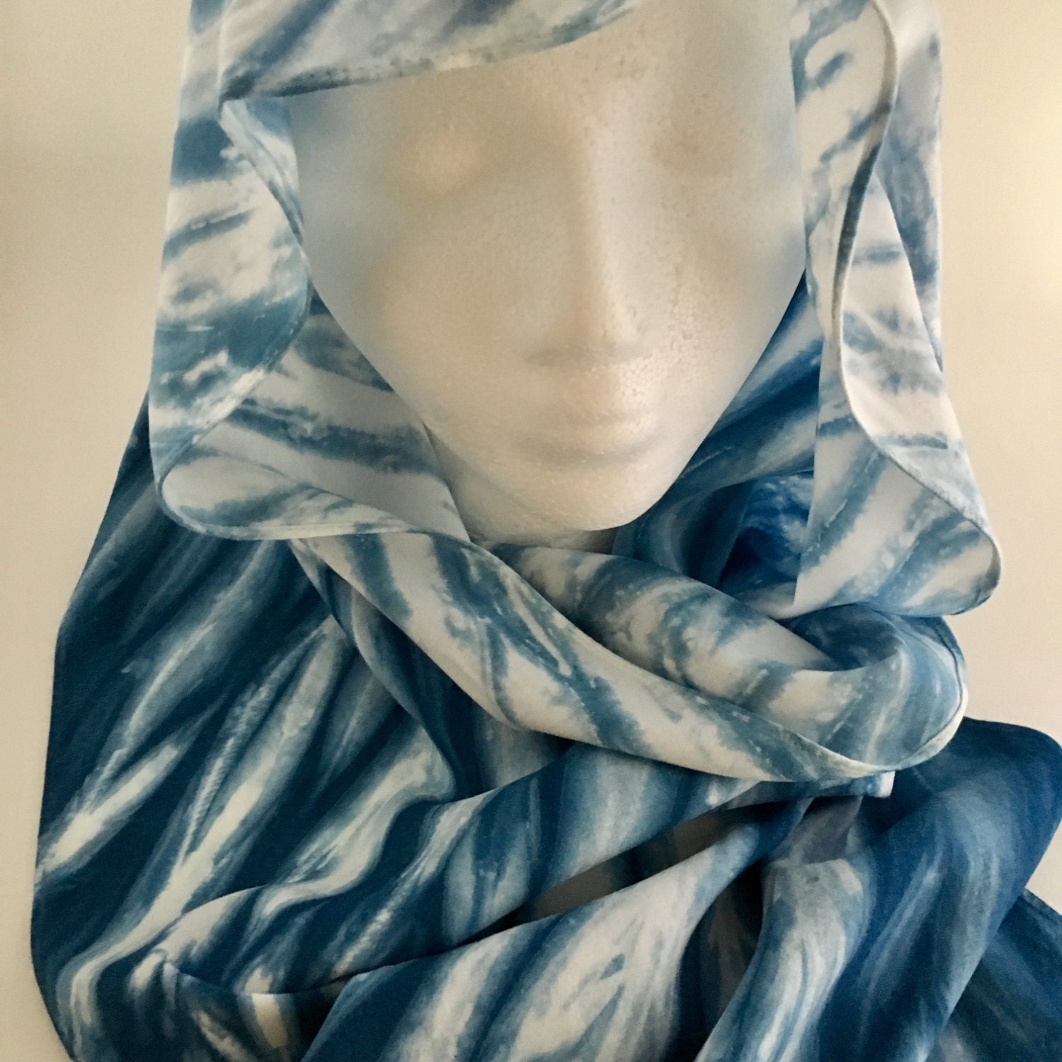 Indigo Shibori-Bambus-Viskose-Langer Schal-Rohr Gewickelt von NaturasArtClothes