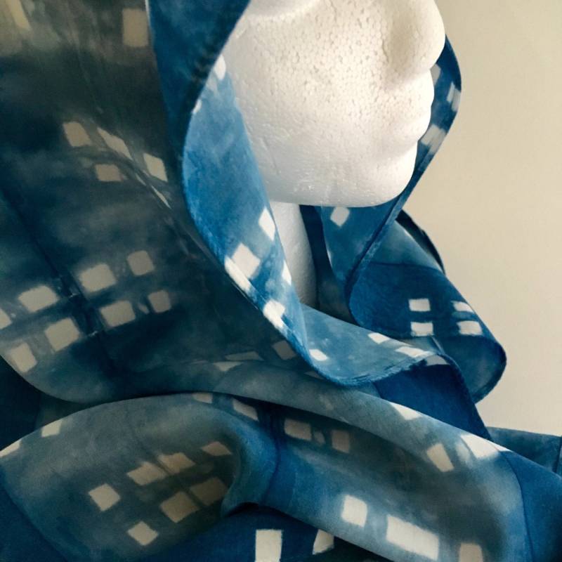 Indigo Shibori-Bambus-Viskose-Schal Mit Wäscheklammern von NaturasArtClothes