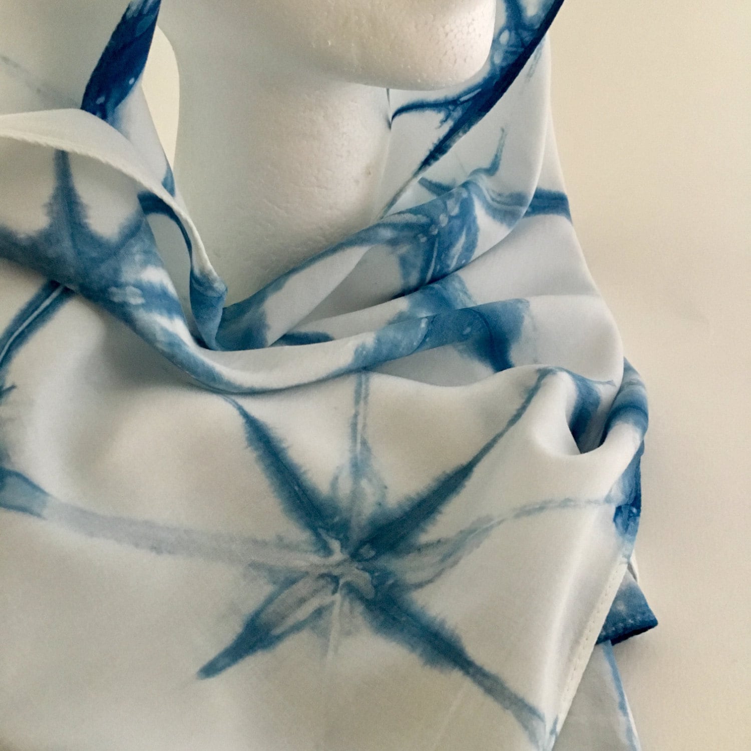 Indigo Shibori Gefärbter Bambus Rayon Schal Mit Klemmen von NaturasArtClothes