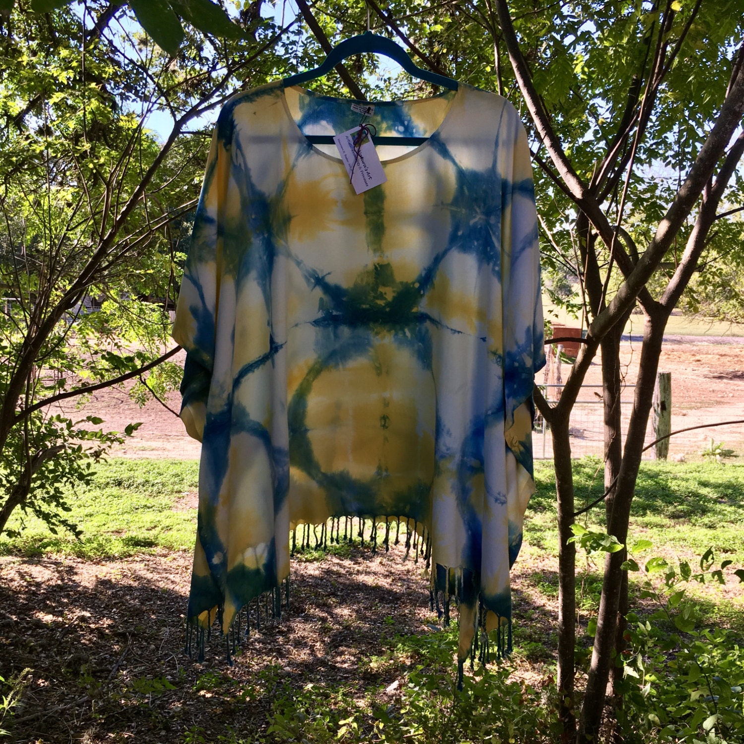 Natürlicher Farbstoff Krawatte Gefärbt Poncho Mit Fransen Viskose Indigo Und Osage Orange von NaturasArtClothes