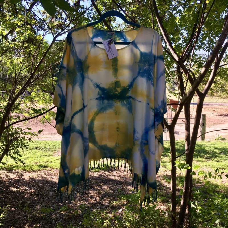 Natürlicher Farbstoff Krawatte Gefärbt Poncho Mit Fransen Viskose Indigo Und Osage Orange von NaturasArtClothes