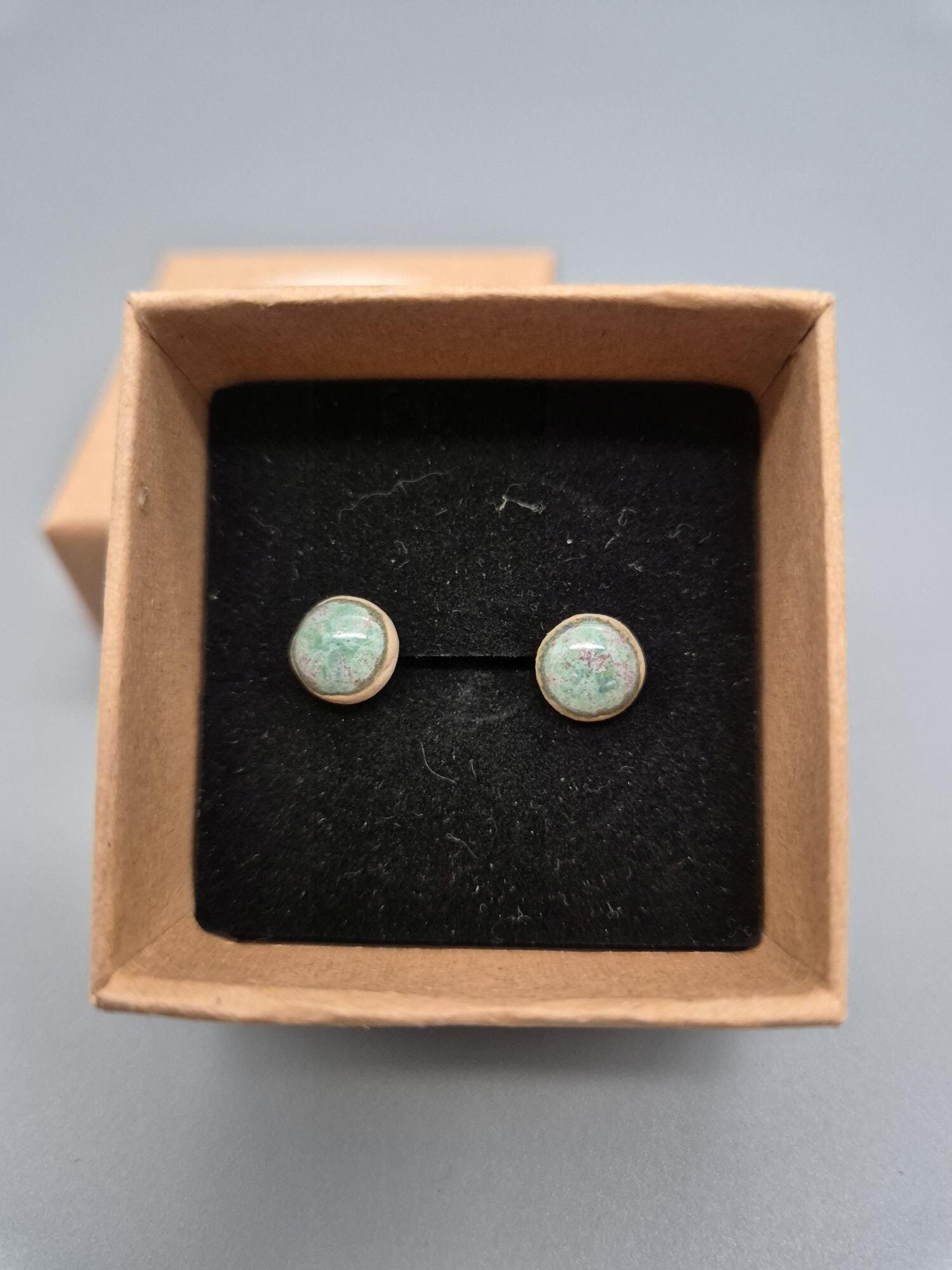 Grüne Ohrstecker | Keramik, 925Er Silber, Nickelfrei Grüne Ohrstecker | Keramik, 925Er Silber, Nickelfrei von NatureArtBoxDE