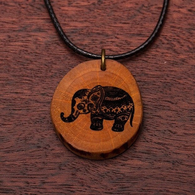 Elefant, Holz-Halskette, Bis 3cm, Unikat - Holzschmuck von NatureCraftTyrol