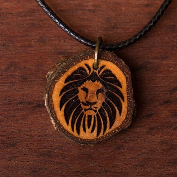 Löwe, Holz-Halskette, Bis 3cm, Unikat - Holzschmuck von NatureCraftTyrol