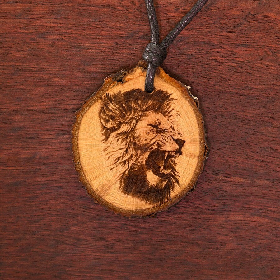 Löwe 2, Holz-Halskette, 3-6cm, Unikat - Holzschmuck von NatureCraftTyrol