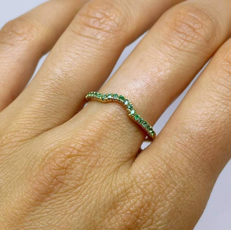 Smaragd Gebogen Ehering, Verschachtelung Band, Stapeln Ring, Ring von NatureShiny
