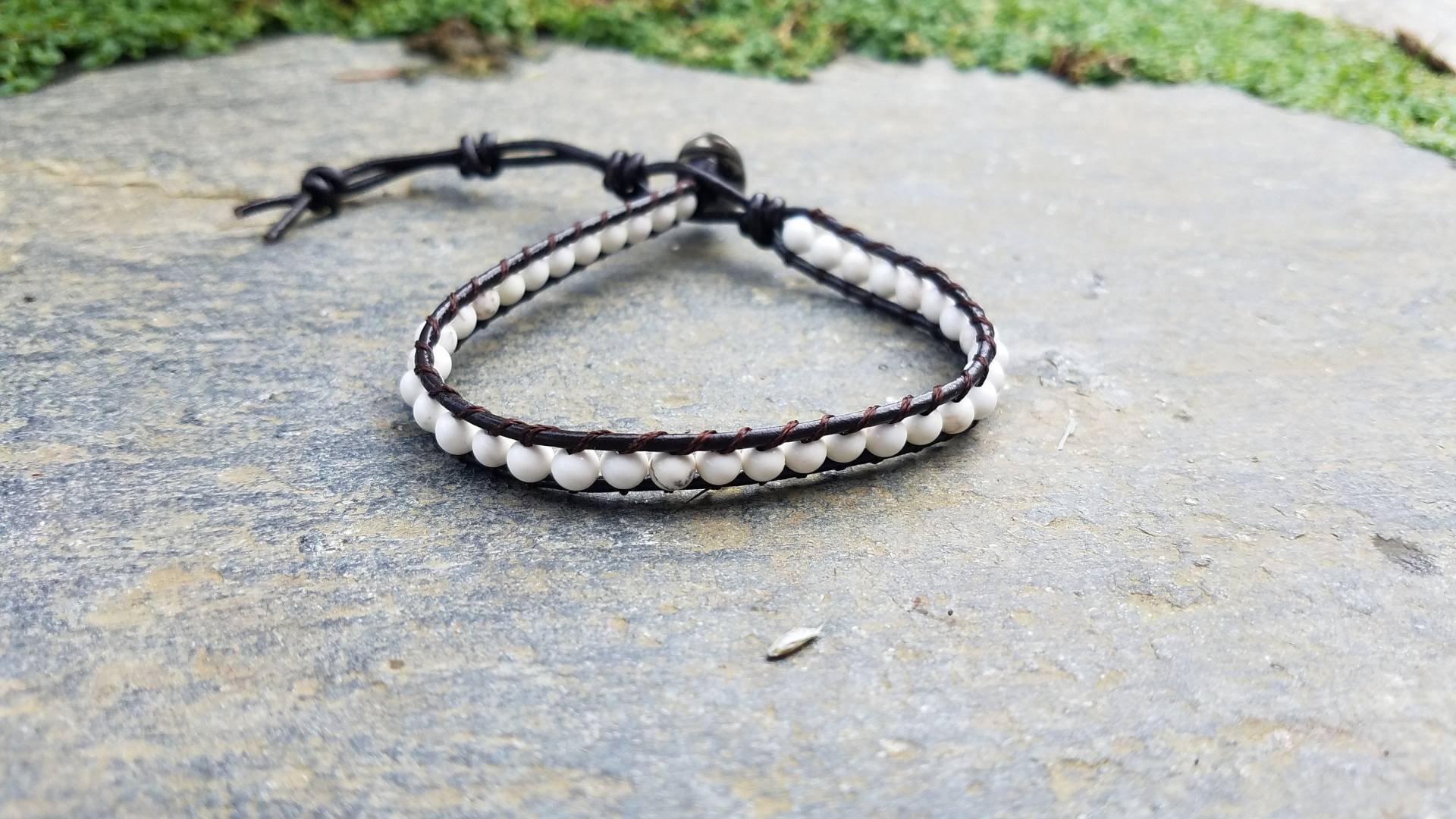 Alabaster Perlen Leder Wickelarmband, Verstellbare Fußkette von NaturesxDesigns