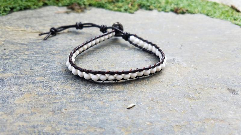 Alabaster Perlen Leder Wickelarmband, Verstellbare Fußkette von NaturesxDesigns