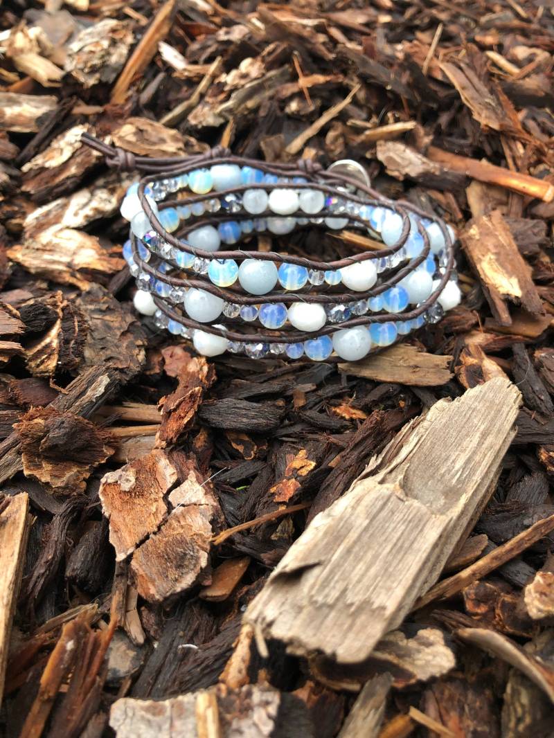 Mondstein Aquamarin Perlen Leder Wickelarmband, Baum Des Lebens-Knopf von NaturesxDesigns