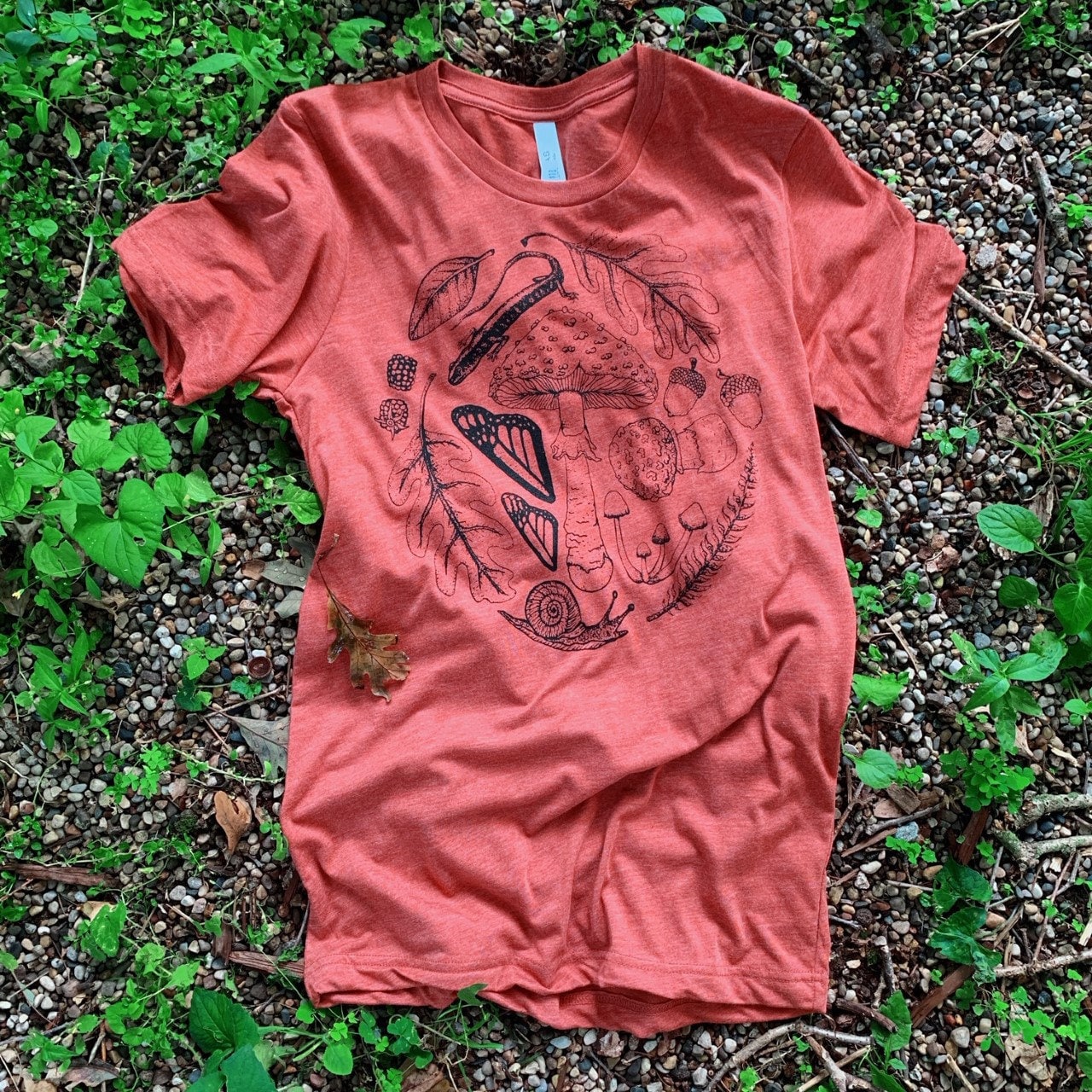 Waldboden T-Shirt Rust von Naturewalkstudio