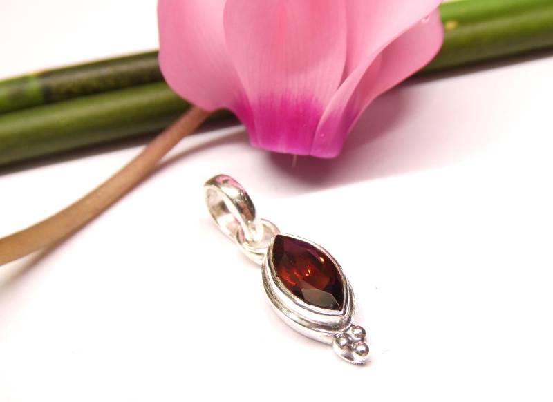 Anhänger Silber , Echter Granat Stein Sterlingsilber Schmuck Kettenanhänger Frauen von NaturprodukteBG