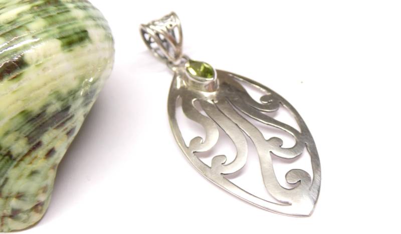 Anhänger Silber , Echter Peridot Stein Sterlingsilber Handgearbeitet Bali Schmuck Für Frauen von NaturprodukteBG