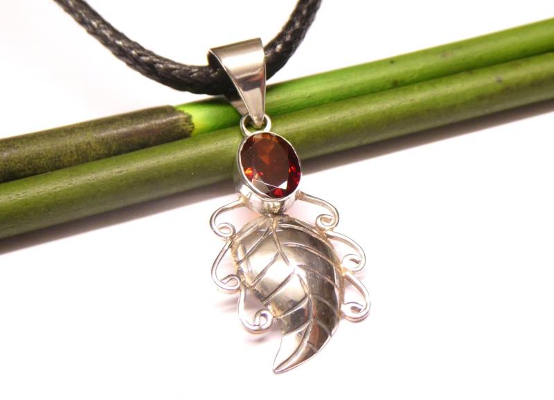 Anhänger Silber , Motiv " Blatt Granat Aus Sterlingsilber Handgearbeitet Bali Schmuck Für Frauen von NaturprodukteBG