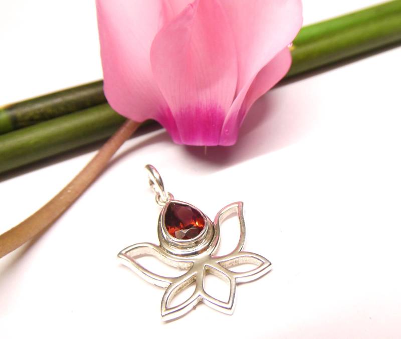 Anhänger Silber Motiv " Lotus Echter Granat Stein , Sterlingsilber Schmuck Kettenanhänger Frauen von NaturprodukteBG