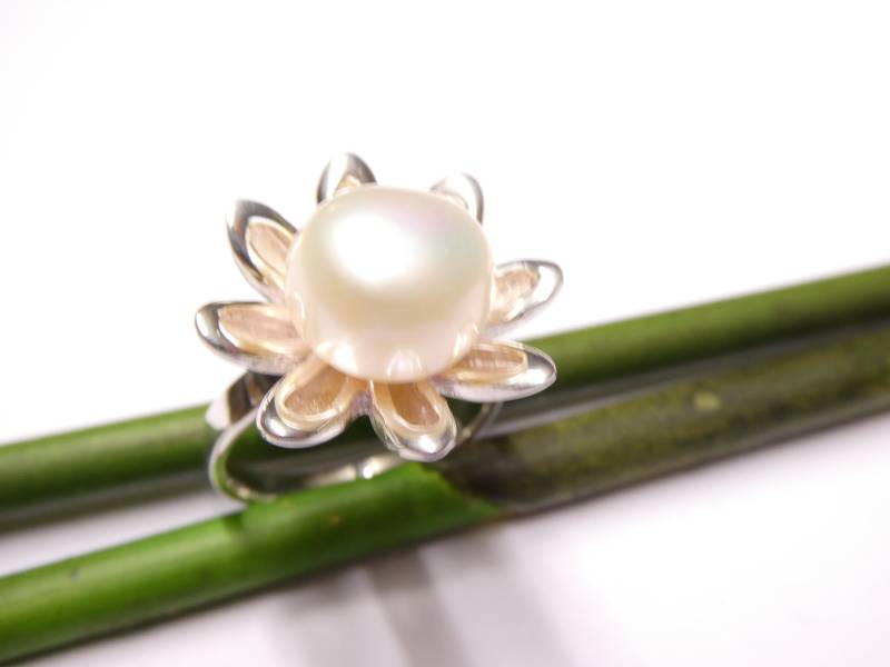 Perlenring , Motiv " Blume Echte Süßwasserzuchtperle Aus Sterlingsilber Gearbeitet Schmuck Für Frauen Perlenring , Motiv " Blume Echte Süßwasserzuchtperle Aus Sterlingsilber Gearbeitet Schmuck Für Frauen von NaturprodukteBG